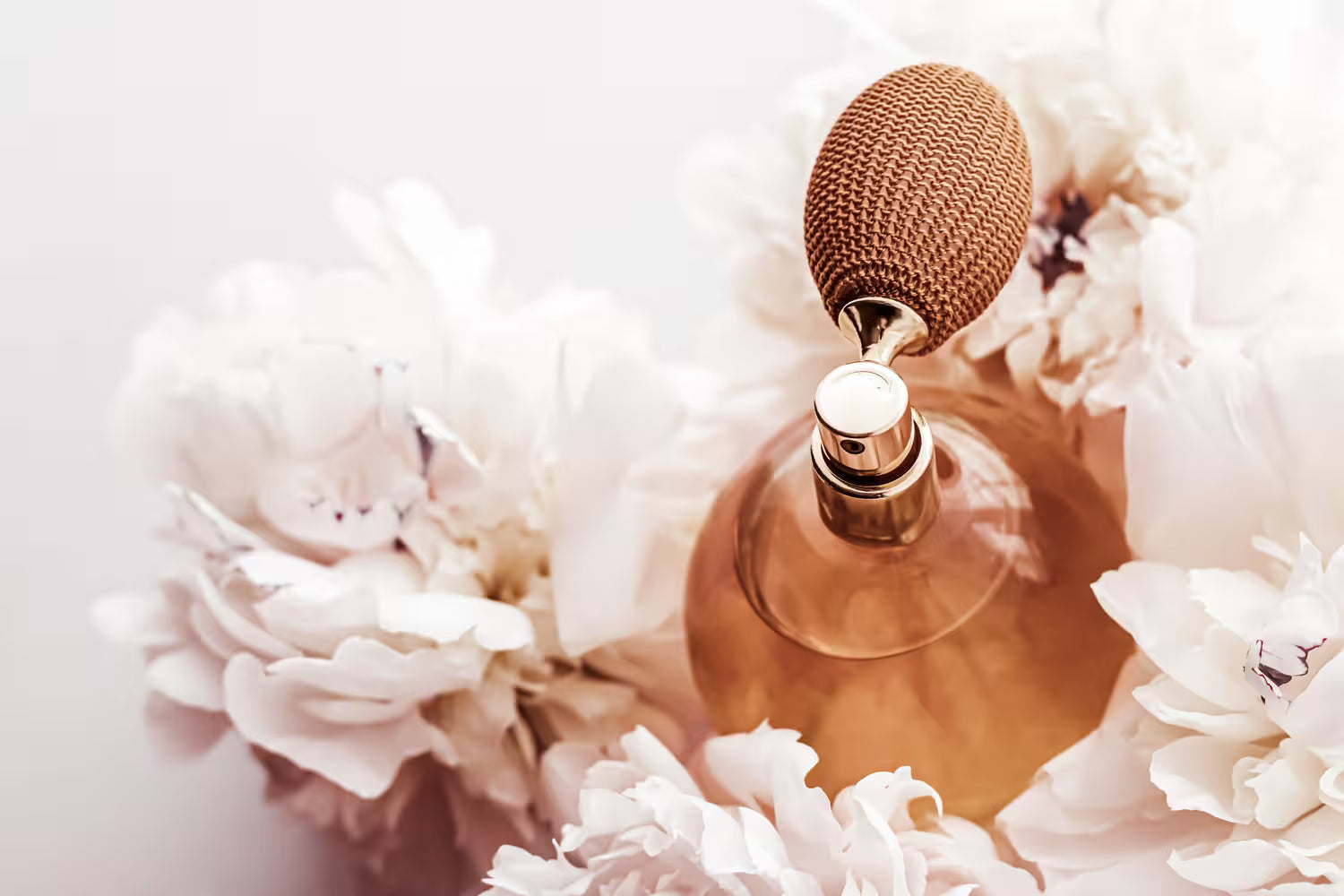 Głowa, serce, baza – czym są nuty zapachowe w perfumach?