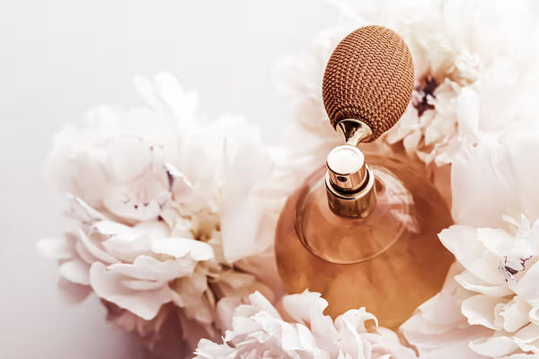 Głowa, serce, baza – czym są nuty zapachowe w perfumach?